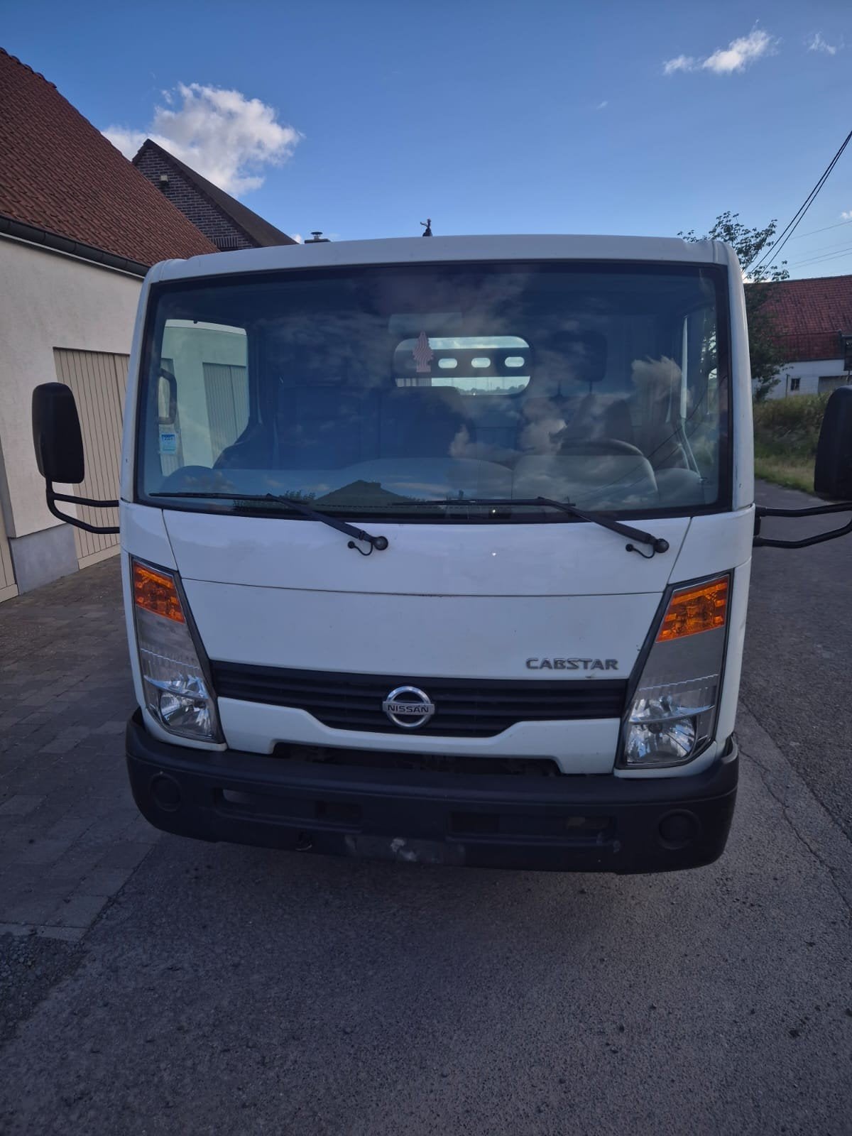 Nissan cabstar 2.5 dCi, jaar 2009, rijbewijs B, zeer schoon, Auto's, Bestelwagens en Lichte vracht, Wit, Grijs, 2 deurs, Euro 4