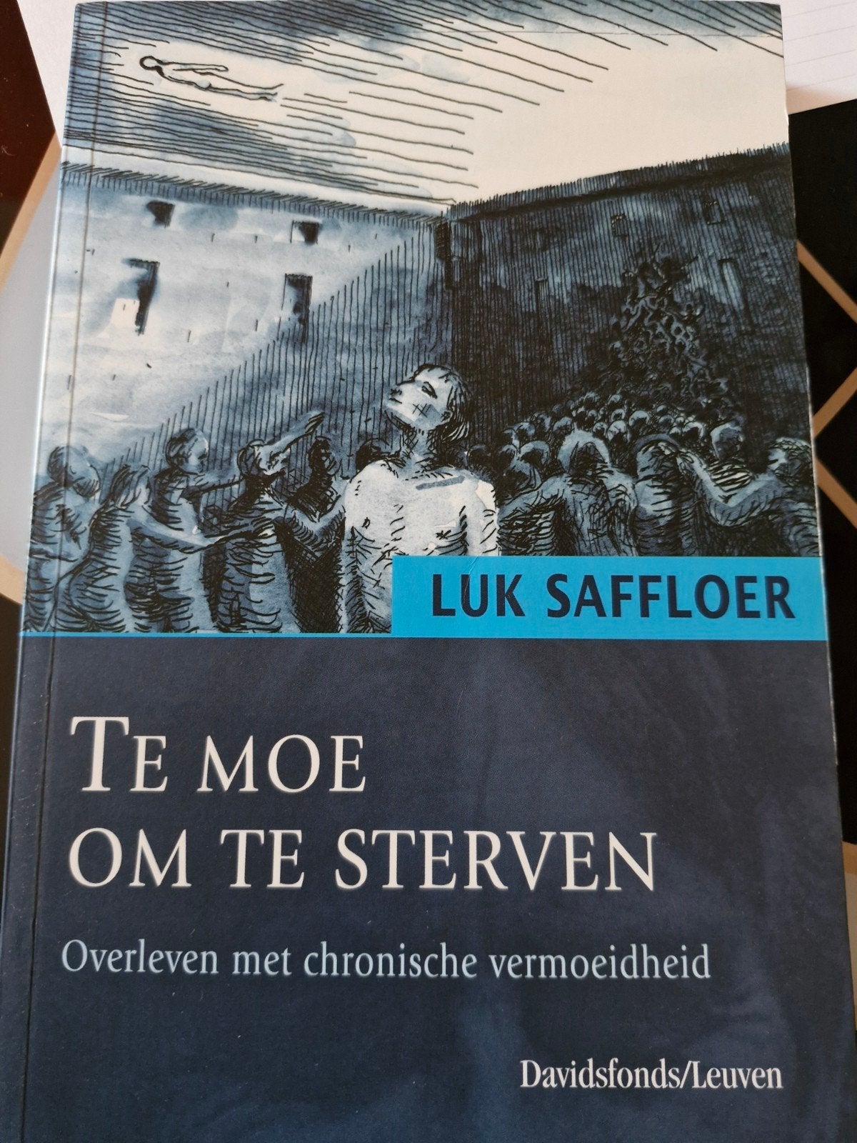 L. Saffloer - Te moe om te sterven, Ophalen of Verzenden, L. Saffloer
