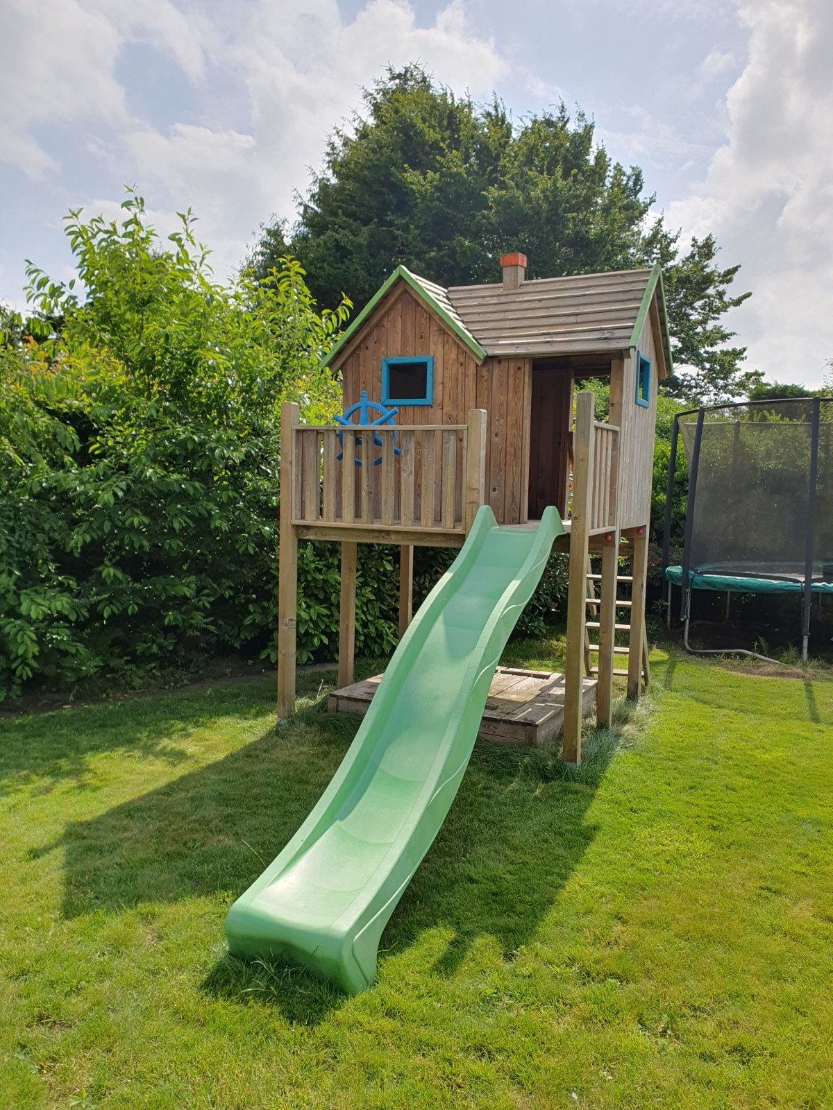 Speelhuisje op palen met glijbaan en zandbak., Ophalen, Gebruikt, Hout
