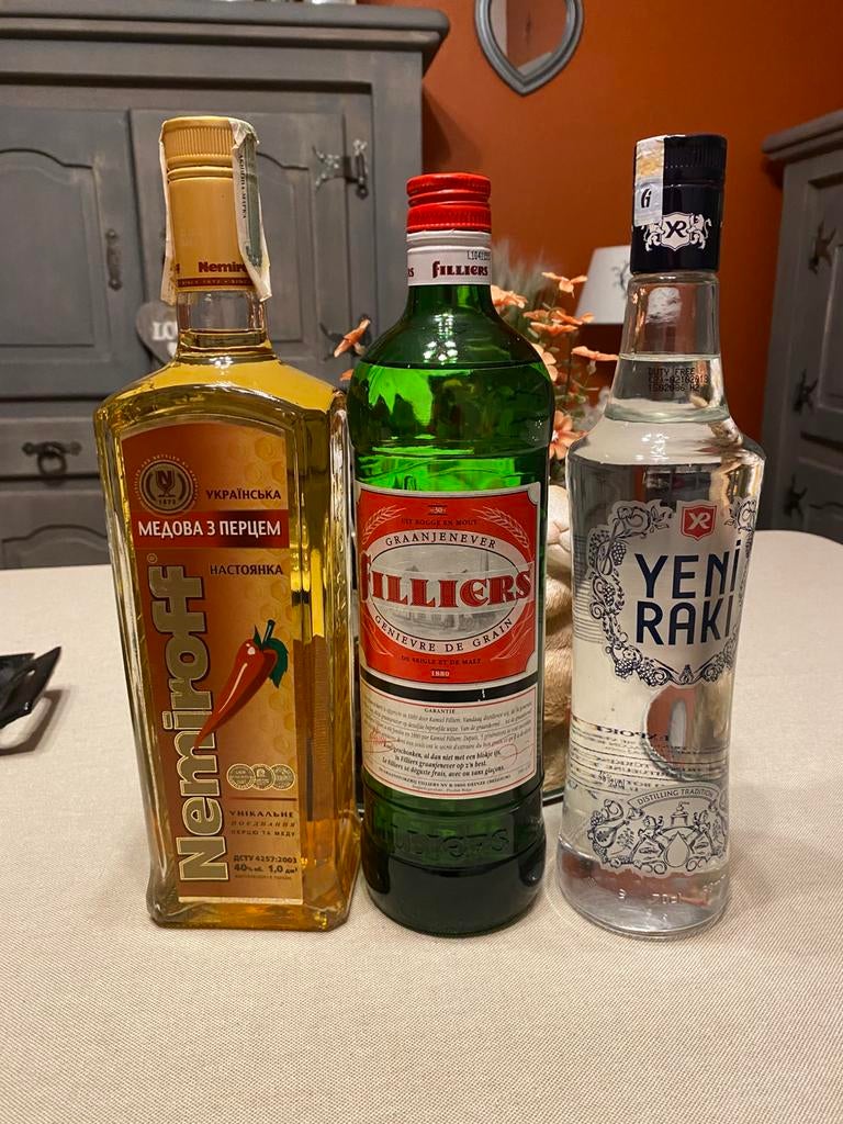 3 bouteilles d’alcool, Collections, Vins, Neuf, Autres types, Autres régions, Pleine, Enlèvement