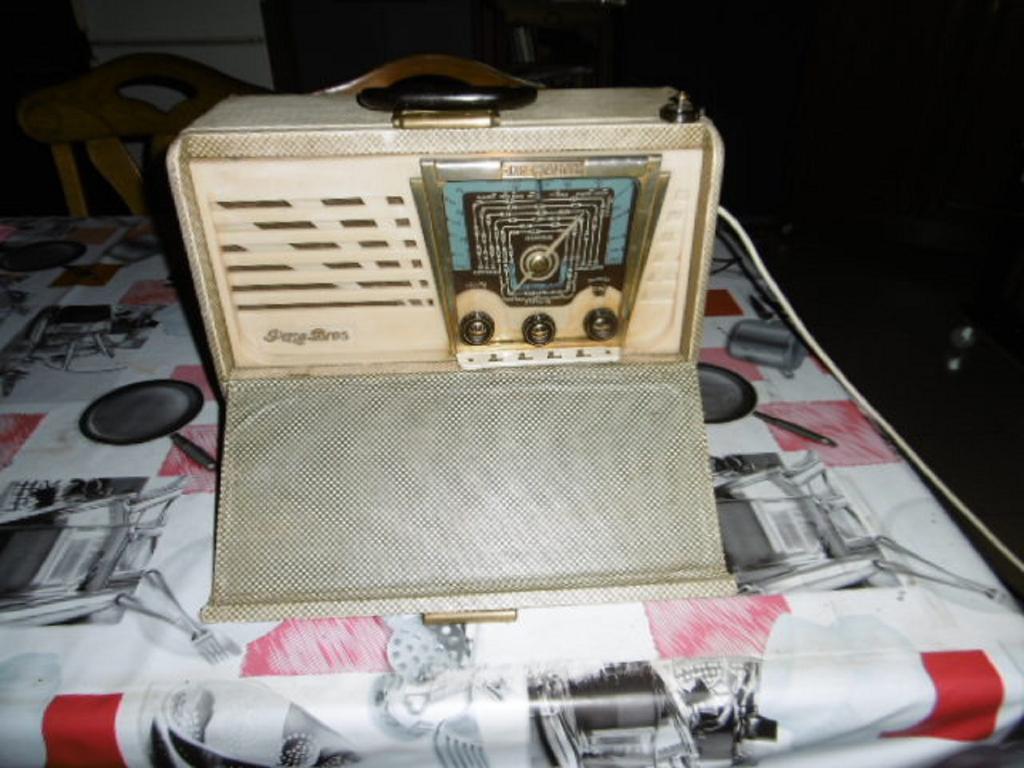 PIZON BROS SCKY MASTER DE 1956 PORTABLE A LAMPES FONCT;-MOY, Enlèvement