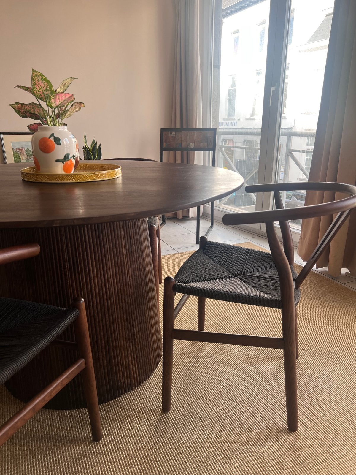 Ronde bruine tafel + 4 stoelen, Huis en Inrichting, Ophalen, Rond, Zo goed als nieuw, Overige houtsoorten