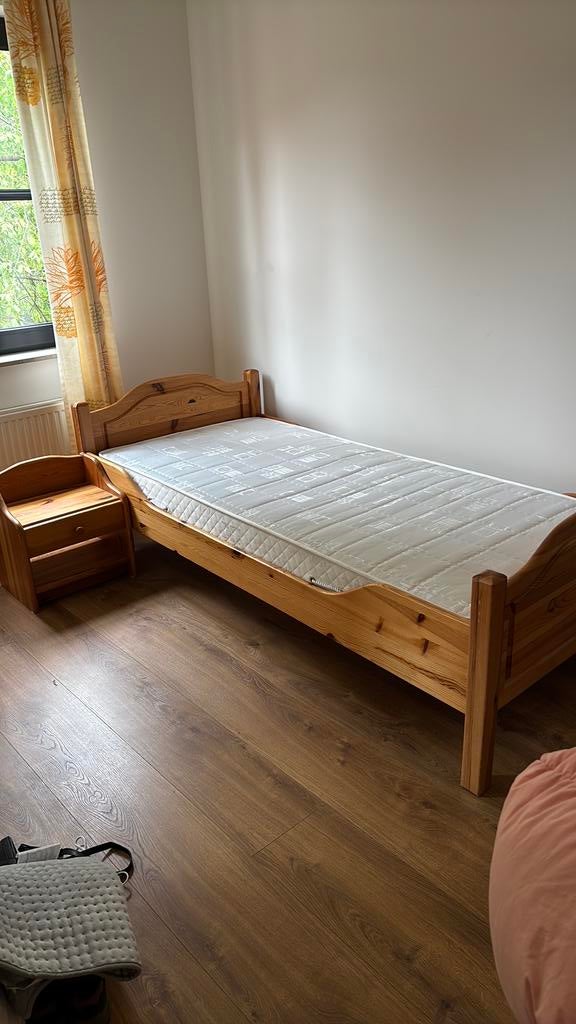 Eenpersoons bed met matras en nachtkastje, Ophalen, Gebruikt, Eenpersoons