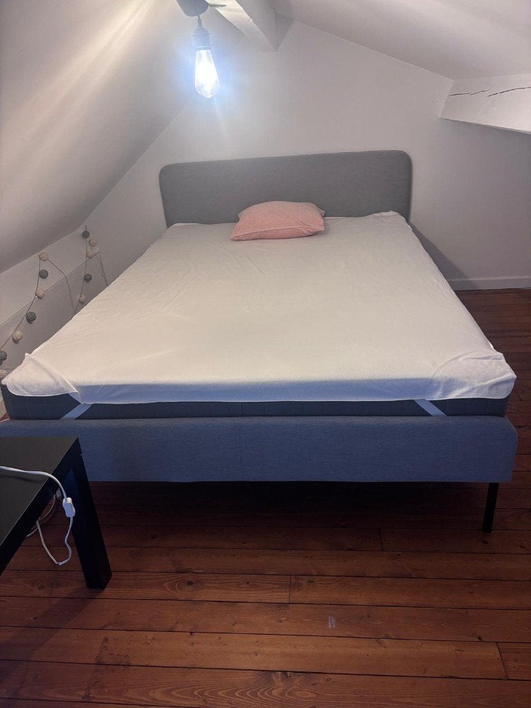 Gestoffeerd twijfelaarbed 140x200 cm met matras, Ophalen, 140 cm, Zo goed als nieuw, Twijfelaar