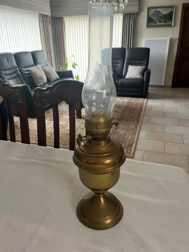 Petrolium lamp met koperen voet, Ophalen
