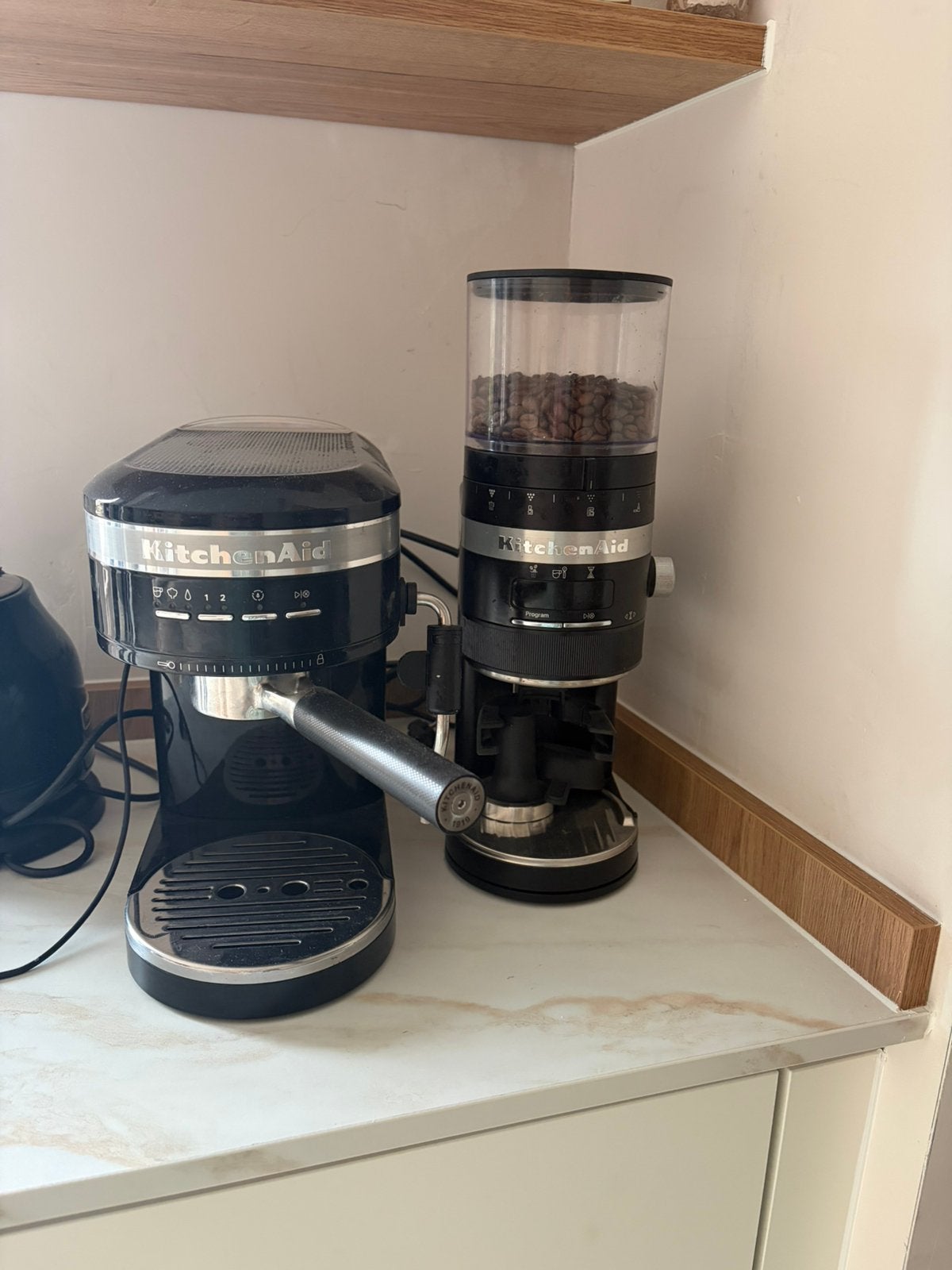 Kitchen aid koffiemachine + molen koffiebonen, Enlèvement, Comme neuf, Nespresso, Grains de café