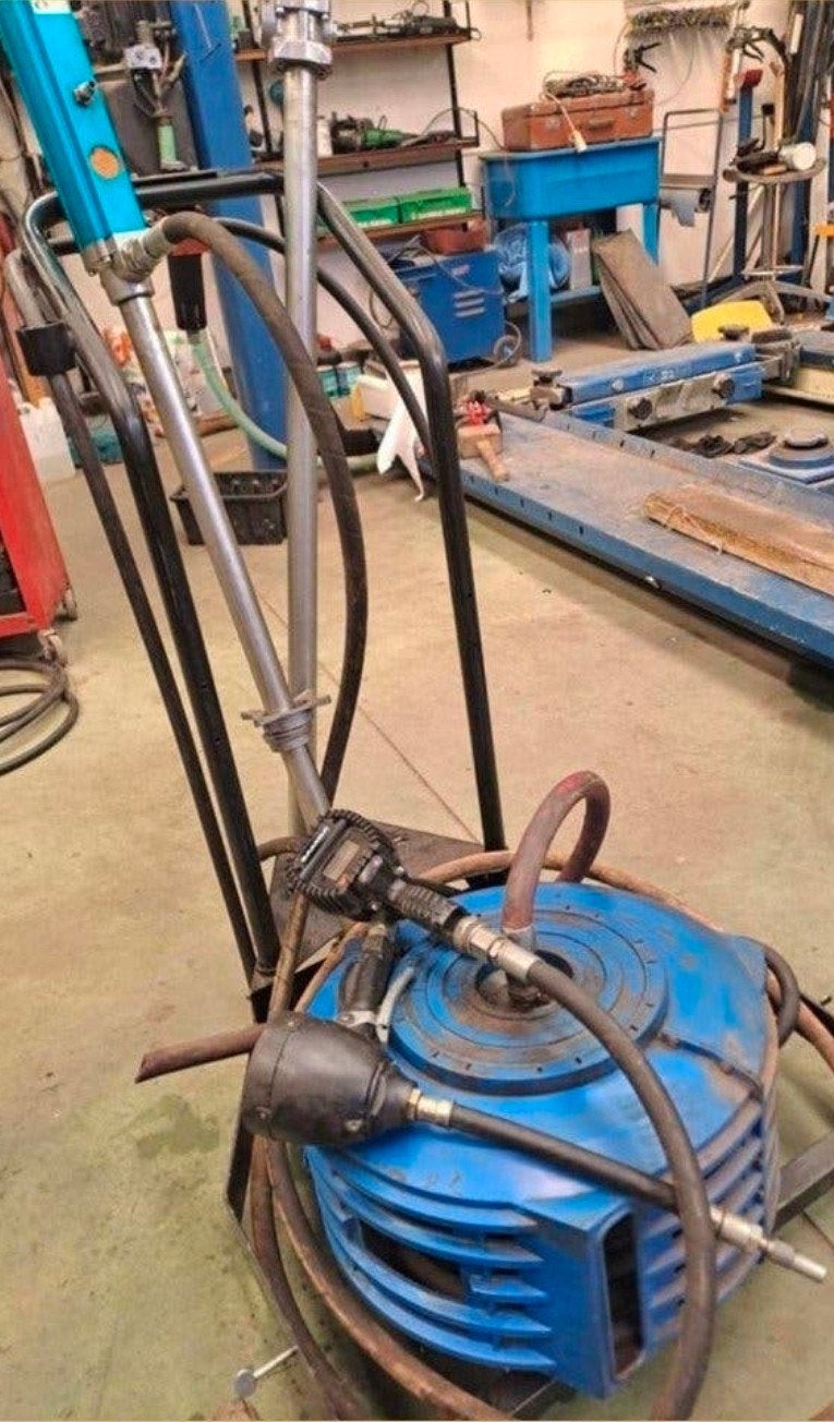 Olie pomp instalatie met oprol systeem en compressor, Ophalen