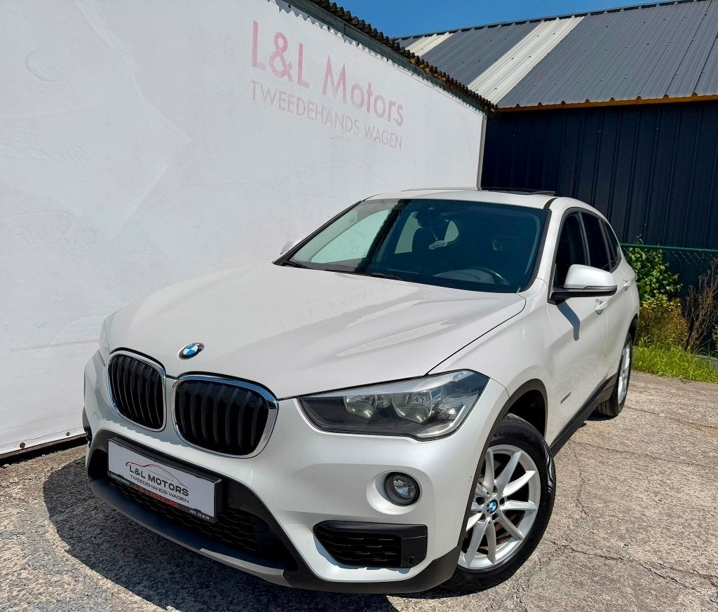 BMW X1 1.5i sDrive18*Panodak Navi Clim Auto Cruise Alu17"*, Auto's, BMW, Stof, Wit, 5 deurs, 3 cilinders