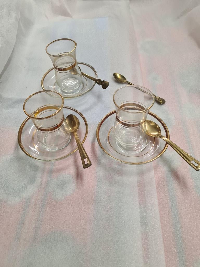 Theeglaasjes, Ophalen