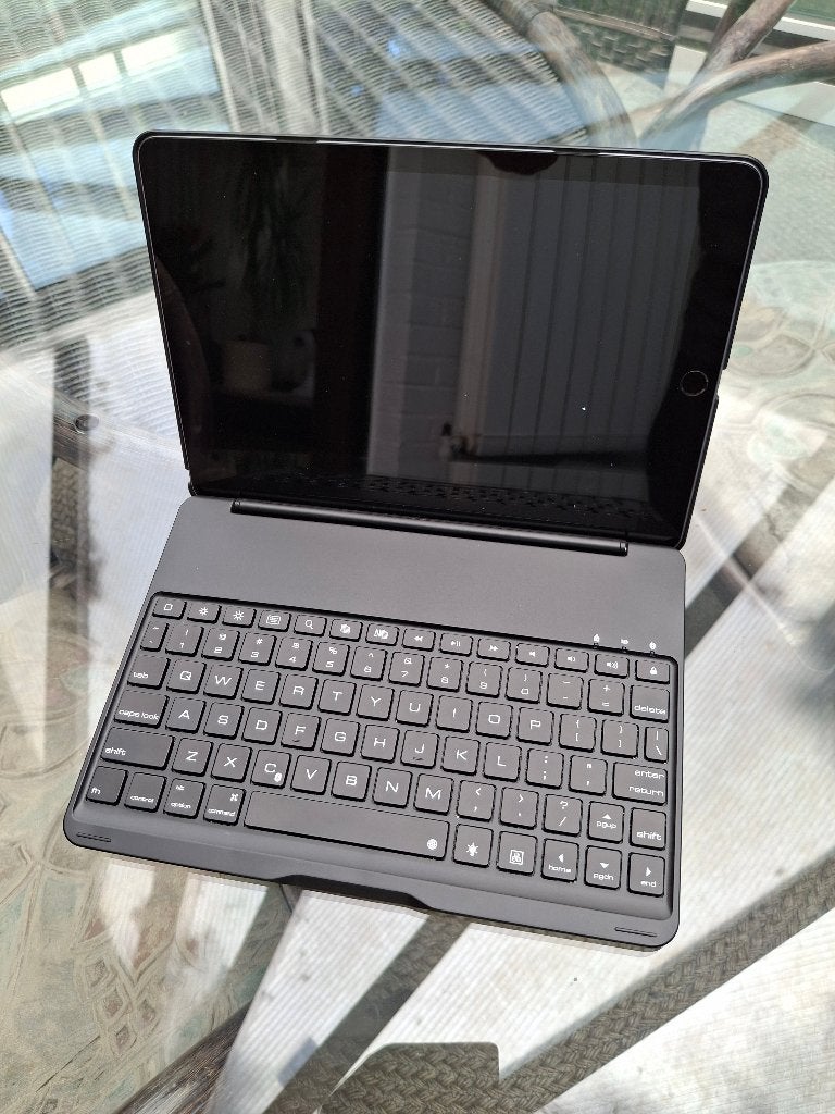 iPad 6e Generatie (32GB - Wi-Fi) + Wireless Keyboard, Computers en Software, Apple iPads, 32 GB, Apple iPad, Zo goed als nieuw