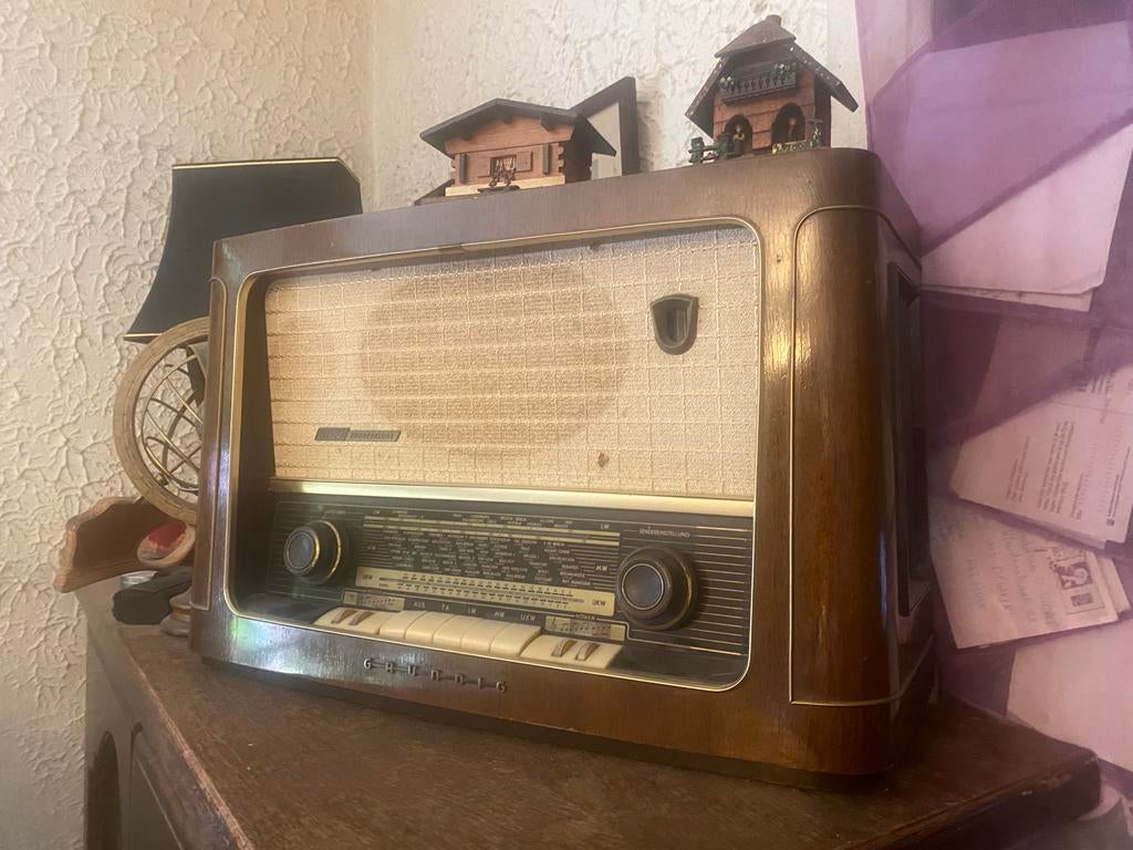 Radio vintage Grundig – design bois, Antiquités & Art, Enlèvement