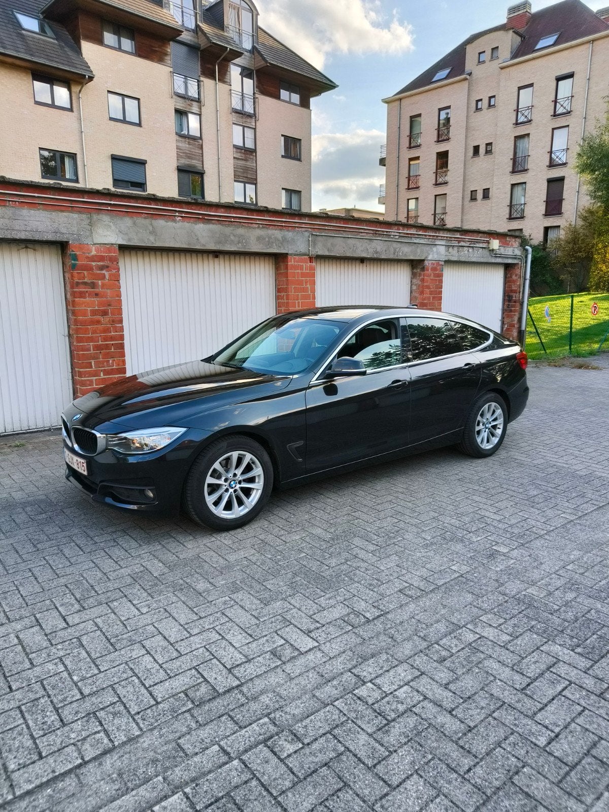 BMW 3GT 318 D UIT 2014, Auto's, Euro 5, Zwart, Zwart, 5 deurs