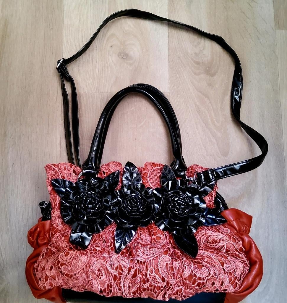 Handtas bruin leder materiaal grote zwarte rosetten, Handtassen en Accessoires, Tassen | Damestassen, Ophalen of Verzenden, Nieuw