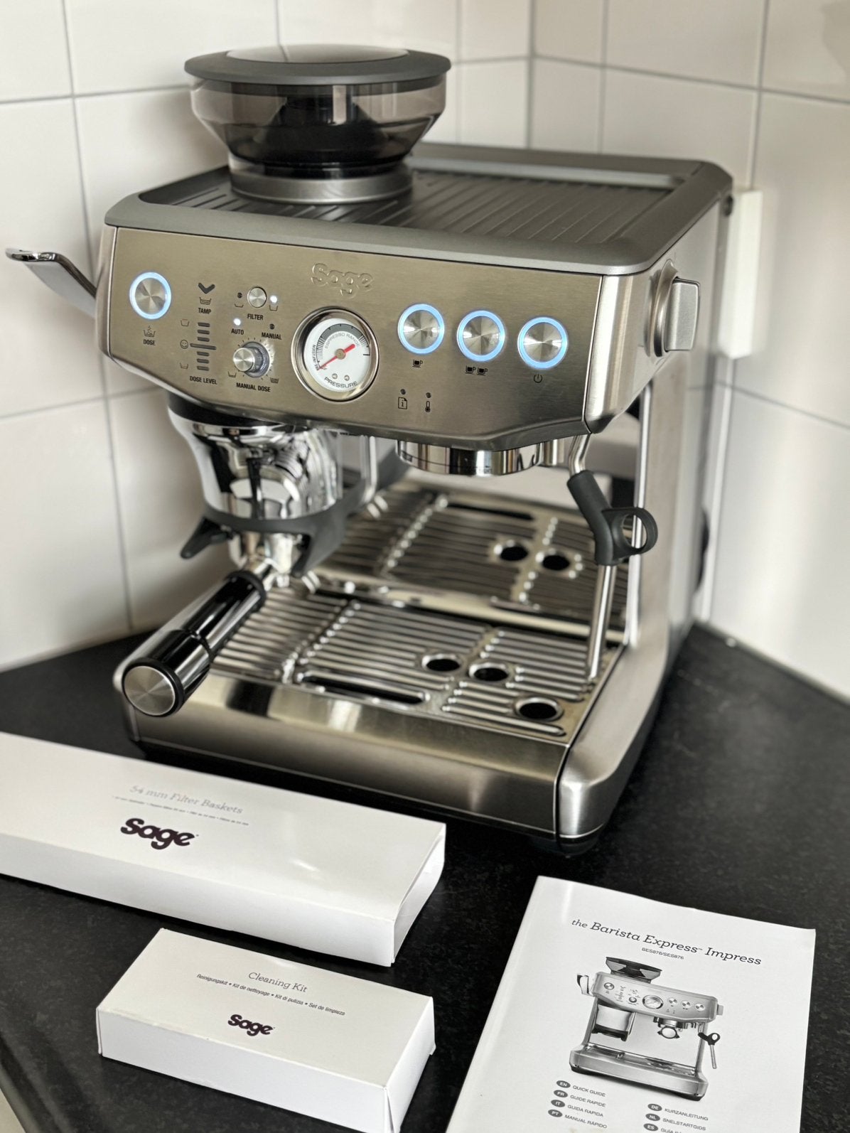 Sage Barista Express Impress — Très bon état — Complet, Electroménager, Cafetières, Réservoir d'eau amovible, Café en grains, 2 à 4 tasses