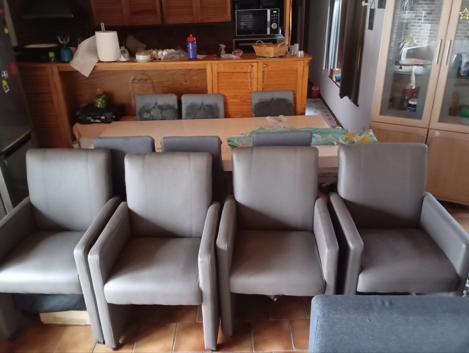 Vier stolen op wielen voor eetkamer /Four chairs on wheels f, Gris, Comme neuf, Enlèvement, Quatre