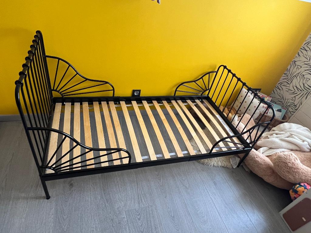Ikea Meegroeibed MINNEN zwart, Kinderen en Baby's, Ophalen, Gebruikt, Lattenbodem