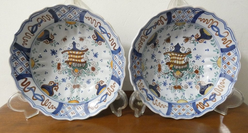2x polychroom geschilderde diepe wandbordjes [1579], Antiek en Kunst, Ophalen of Verzenden