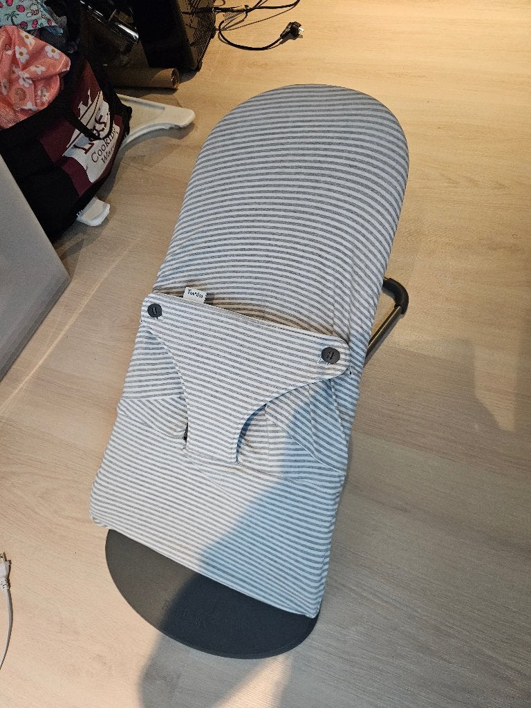 BabyBjörn Bliss Wipstoel + hoes + speelboog, Ophalen, Zo goed als nieuw, Wipstoel