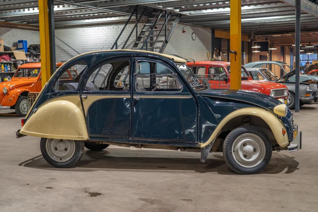 Citroen 2 CV 6 Special Dolly replica donkerblauw/ beige, Auto's, Voorwielaandrijving, 4 deurs, 602 cc, Blauw