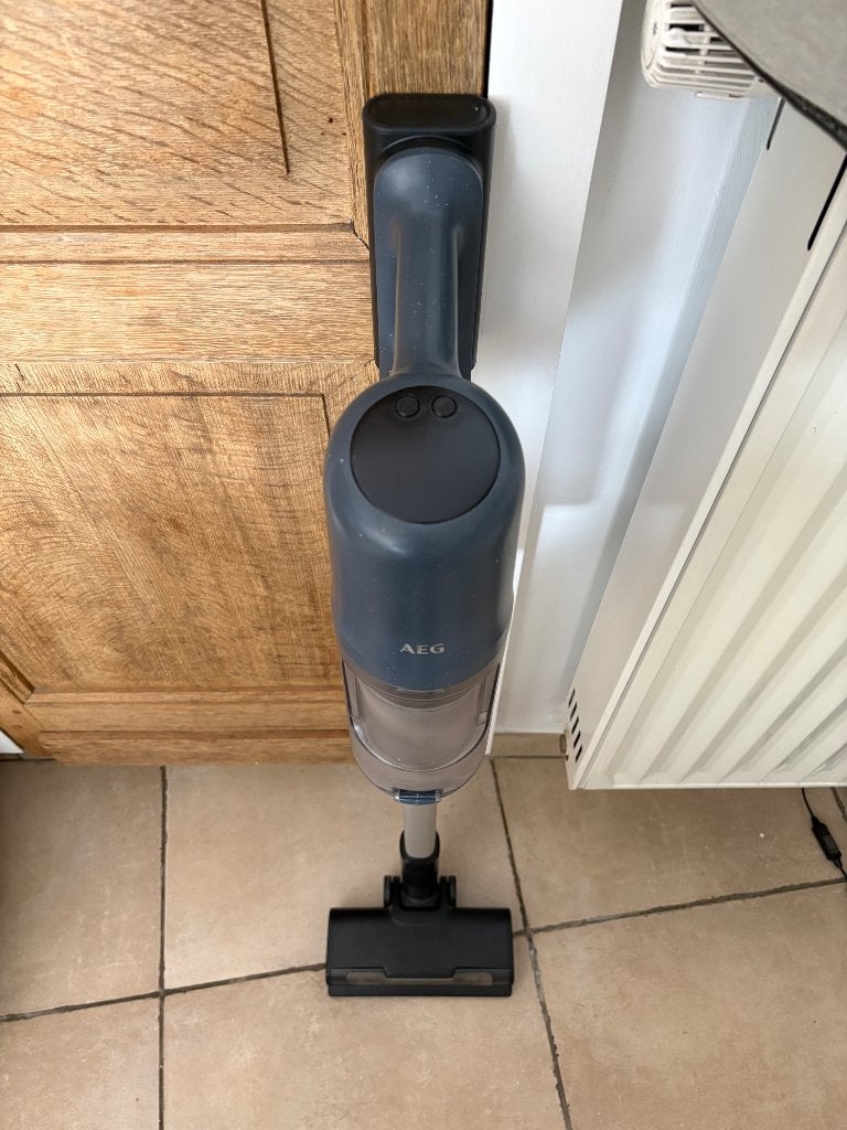 Aspirateur balai AEG, Réservoir, Aspirateur balai, Comme neuf, Enlèvement
