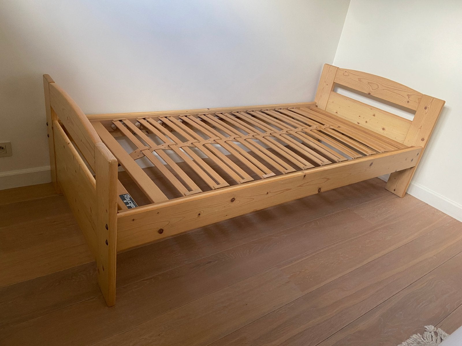 Enkel bed in vol grenen hout incl.  latoflex, Huis en Inrichting, Ophalen, Gebruikt, 90 cm, Eenpersoons