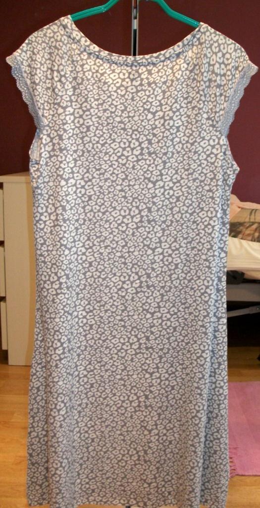 Te koop:Zo goed als nieuw! Mooie grijs nachtkleedje, maat M., Kleding | Dames, Pyjama's, Ophalen, Zo goed als nieuw, Maat 38/40 (M)