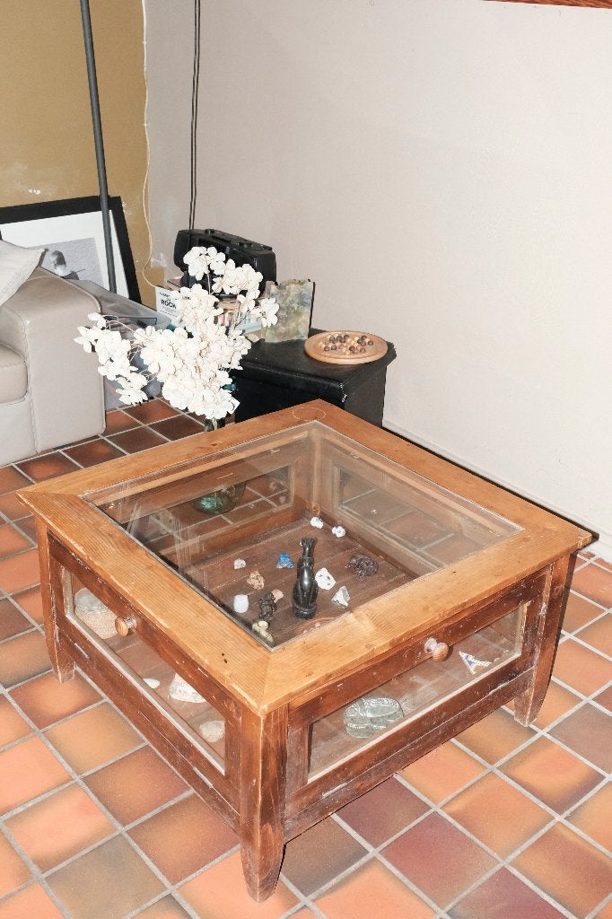 Table basse vitrine en bois, Huis en Inrichting, Ophalen, Gebruikt, 50 tot 100 cm, Vierkant
