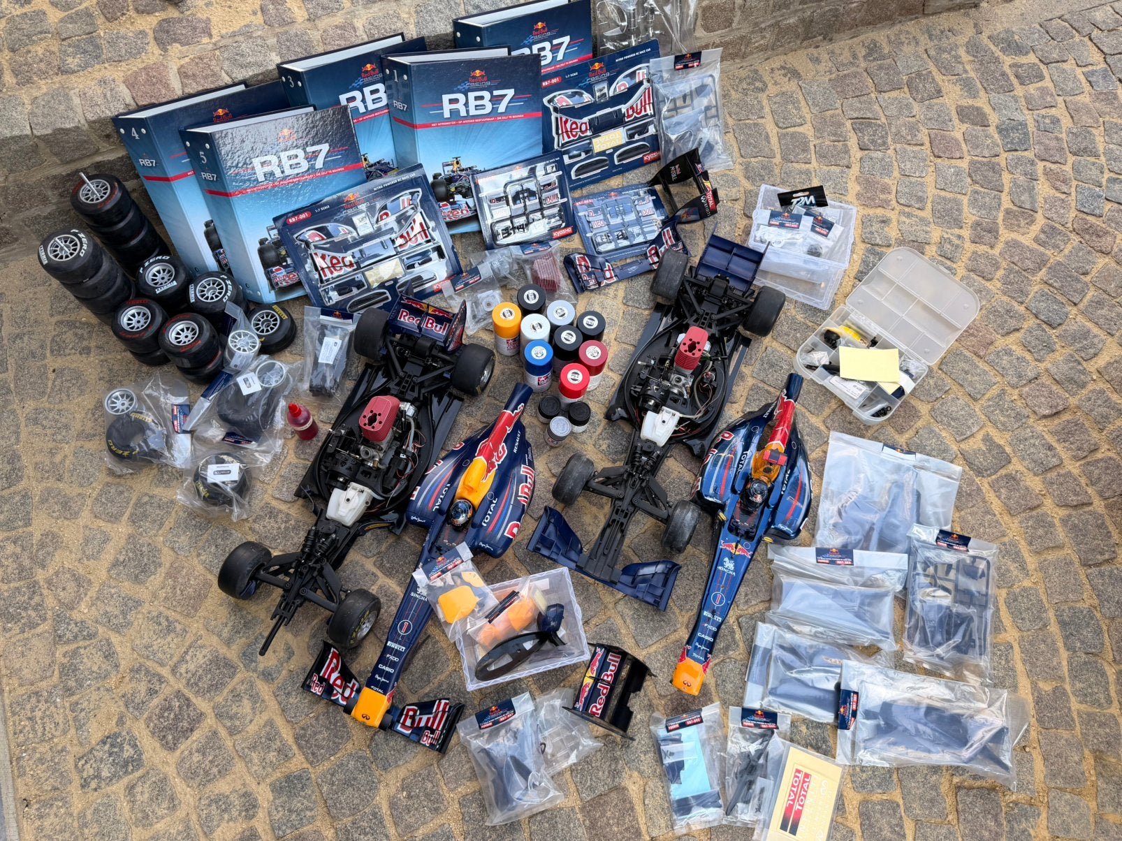 DeAgostini Kyosho Red Bull RB7 2x + onderdelen, Hobby en Vrije tijd, Ophalen