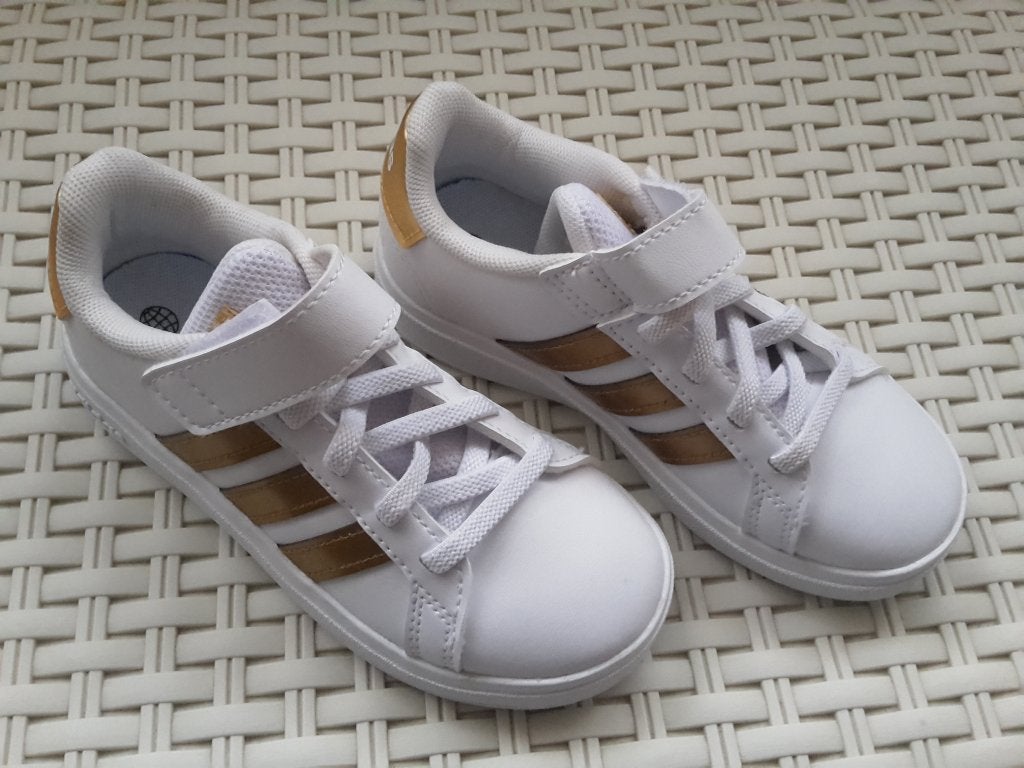 Splinternieuwe Adidas sneakers, maat 28, gouden strepen, Enfants & Bébés, Neuf, Adidas, Enlèvement ou Envoi, Chaussures