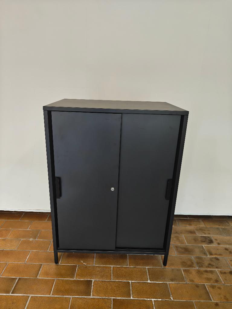 Strakke zwarte metalen archiefkast met schuifdeuren en slot, Ophalen, Strak, 100 tot 150 cm, 50 tot 100 cm