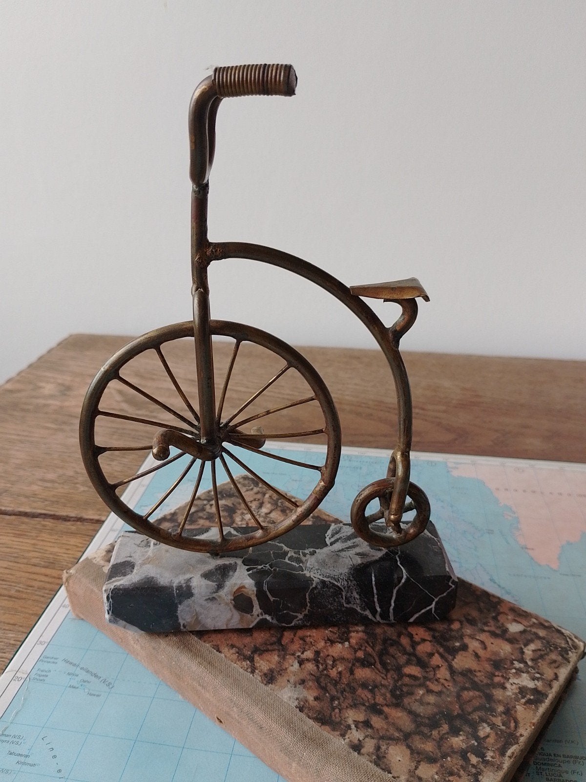 Hoge fiets, messing op marmeren voetje, Ophalen of Verzenden