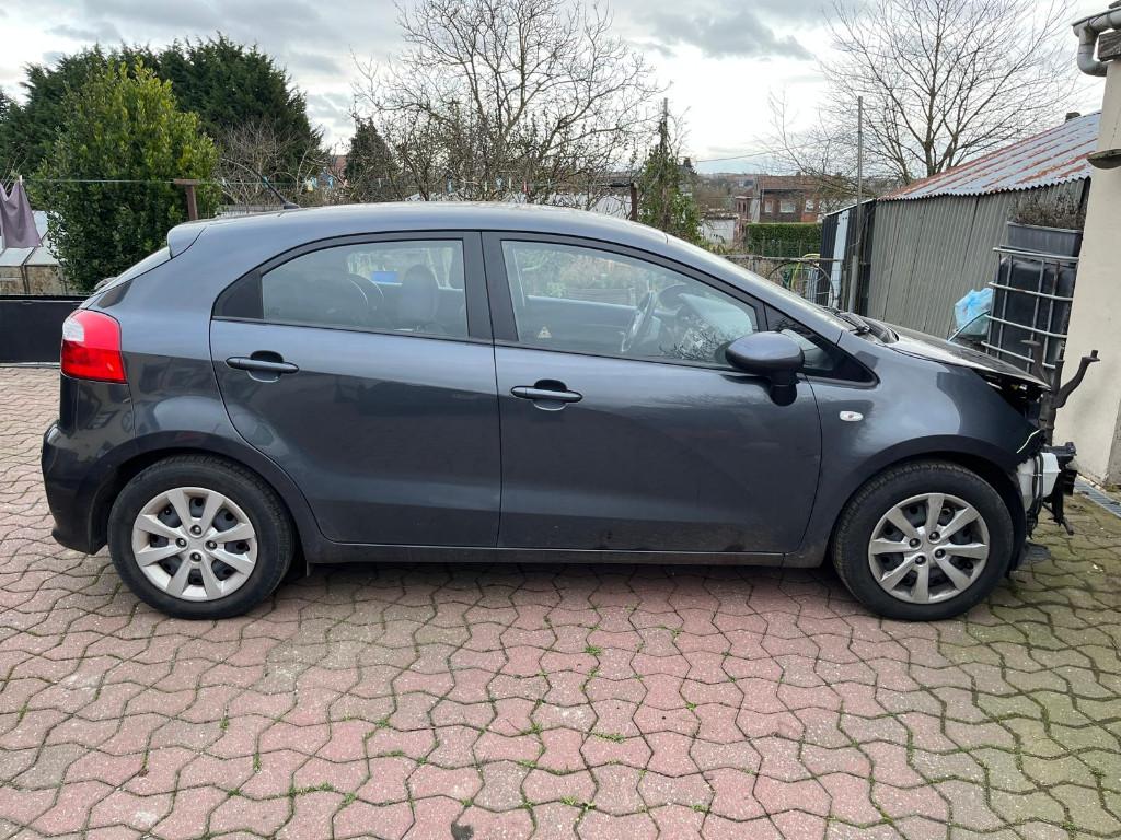 KIA RIO (UB) 2015  accidentée + pièces, Autos, Kia, Argent ou Gris, Achat, Euro 6, Noir