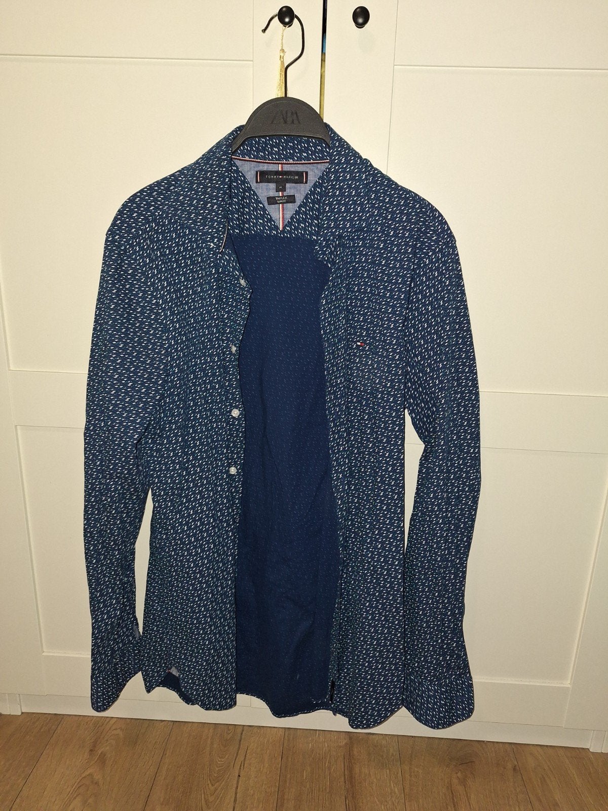 Chemise Tommy Hilfiger, Enlèvement