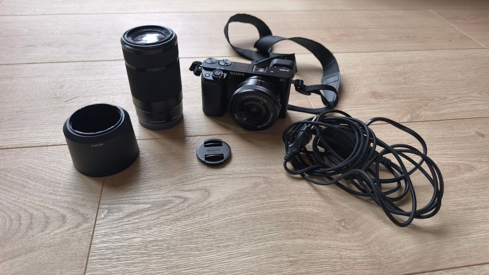 Sony A6000 + 2 lenzen, Ophalen of Verzenden, Accu, Sony
