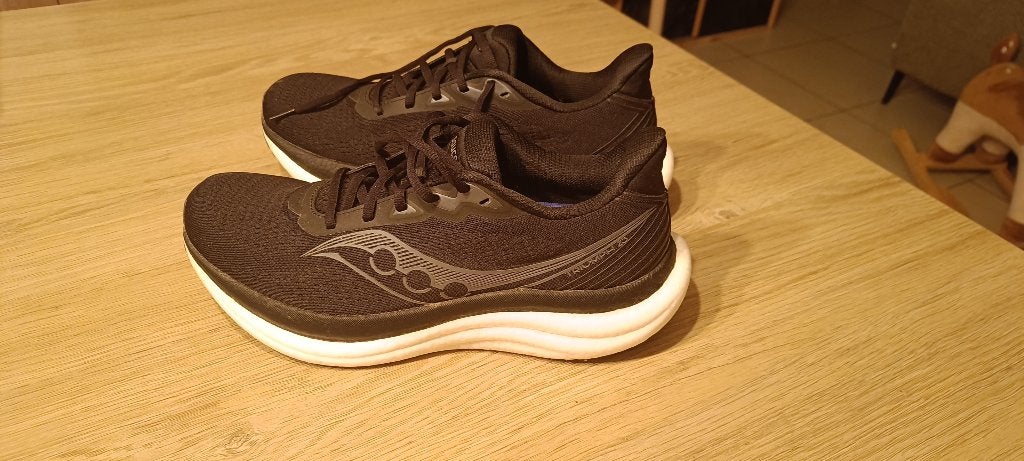 Saucony Triumph 23 - maat 44, Sport en Fitness, Loopsport en Atletiek, Hardloopschoenen, Zo goed als nieuw, Hardlopen, Saucony
