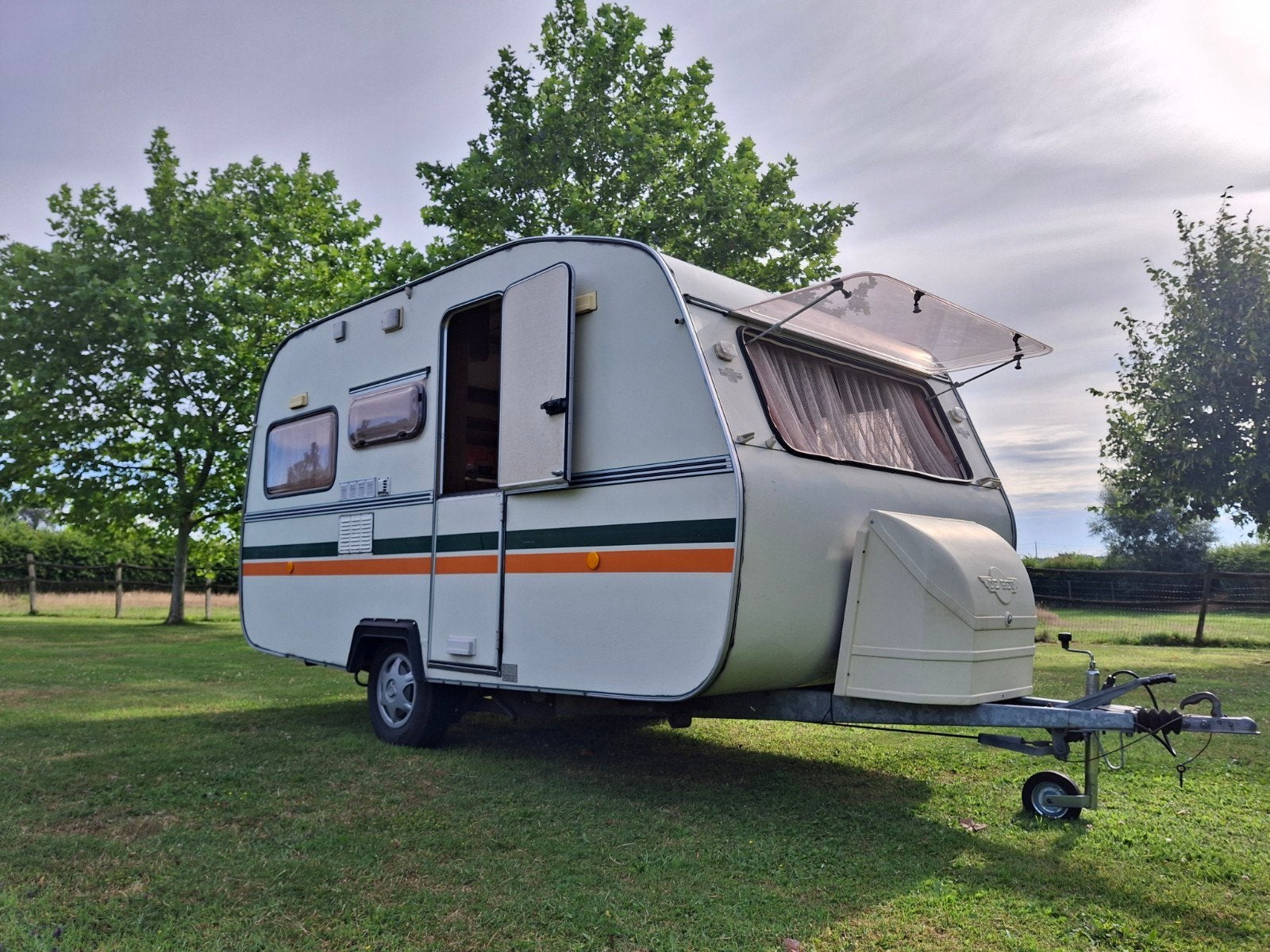 Perfecte retro De reu 4000 in unieke staat, Caravans en Kamperen, Caravans, Overige merken, Treinzit, Dwarsbed, Particulier
