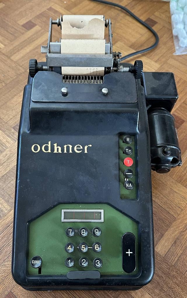 Originele antieke elektrische rekenmachine van Odhner, Ophalen