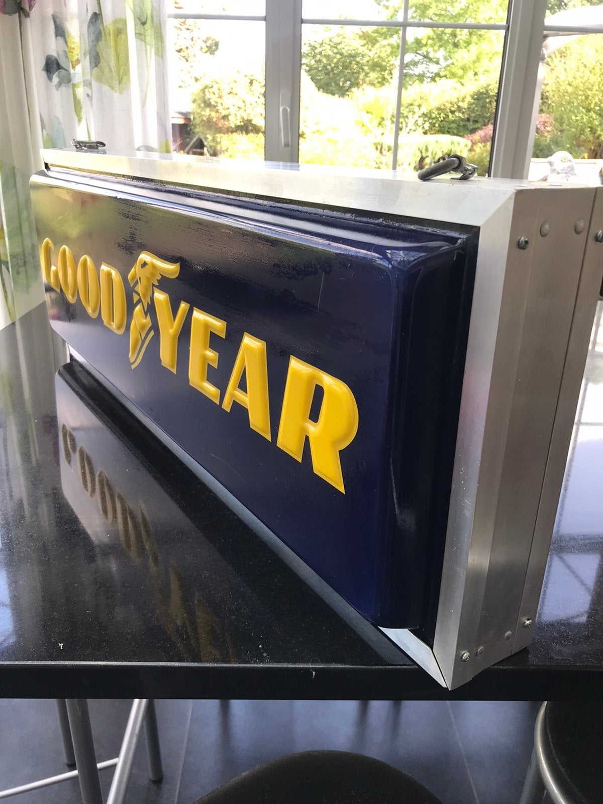 Enseigne lumineuse GOODYEAR, Collections