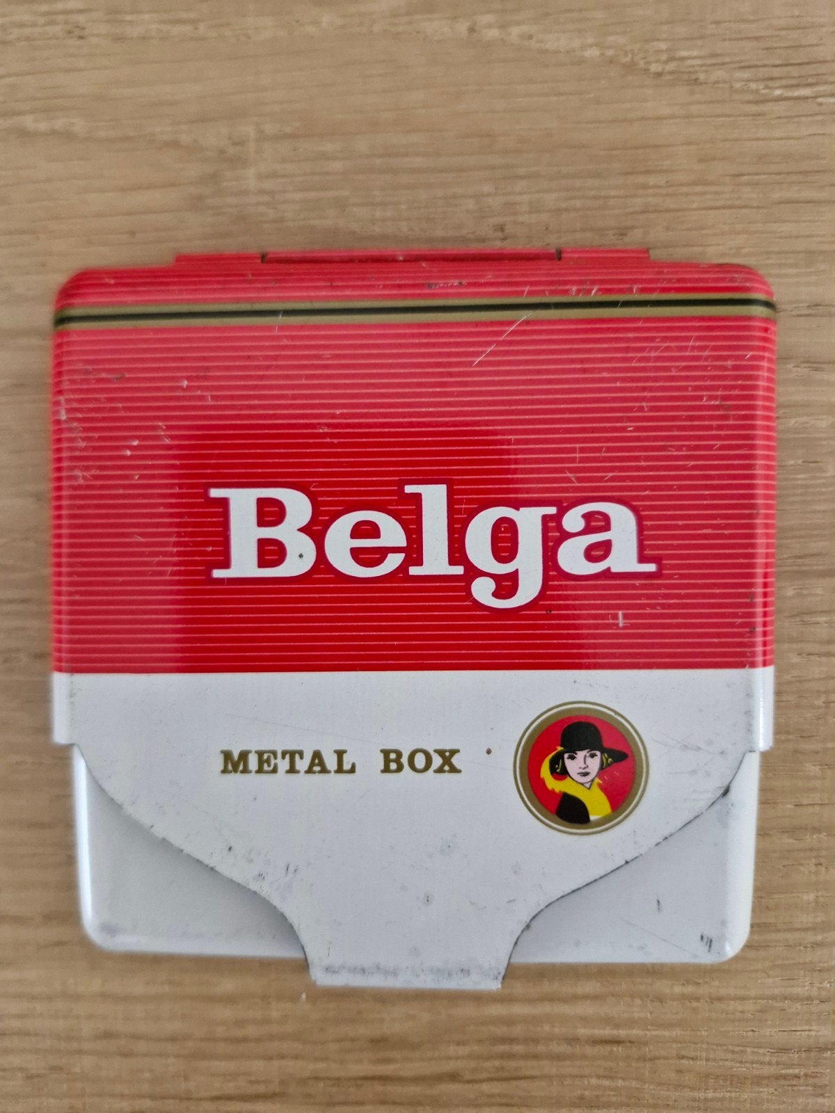 Boîte à cigarettes en métal Belga (8,5 x 9 cm), Collections, Enlèvement ou Envoi, Utilisé, Ustensile