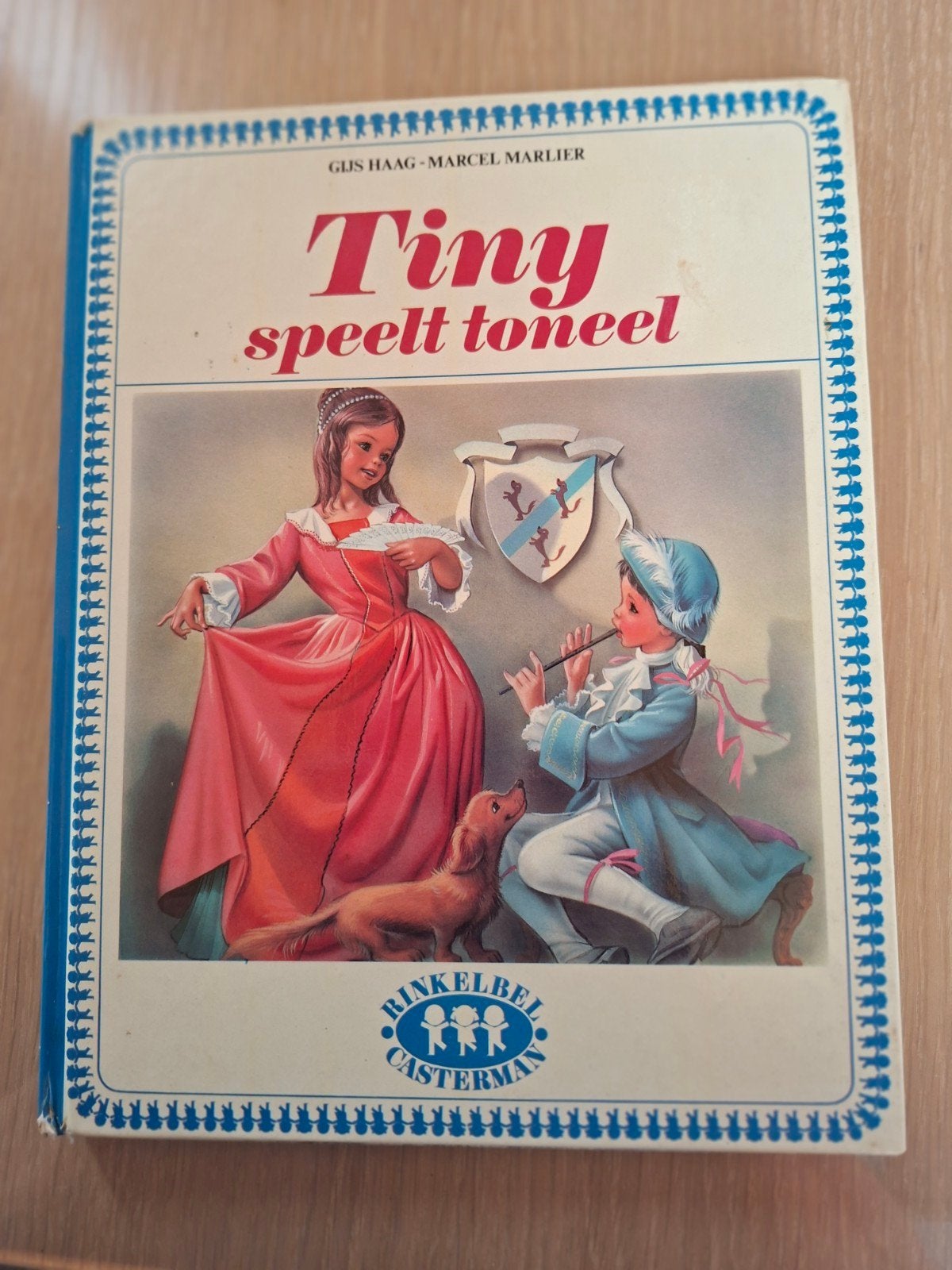 Tiny  speelt toneel, Ophalen
