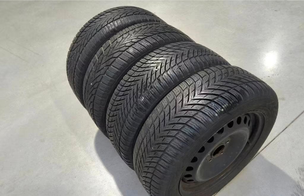 Bons pneus hiver 205/55-16 avec des jantes Ford, Autos : Pièces & Accessoires, Pneus & Jantes, Pneus et Jantes, Pneus hiver, 16 pouces