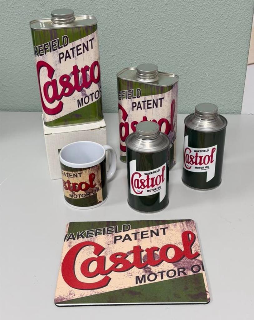 Huile à Castrol Mancave Set 4 bidons d'huile + tasse + tapis, Collections, Marques automobiles, Motos & Formules 1, Neuf, Enlèvement ou Envoi