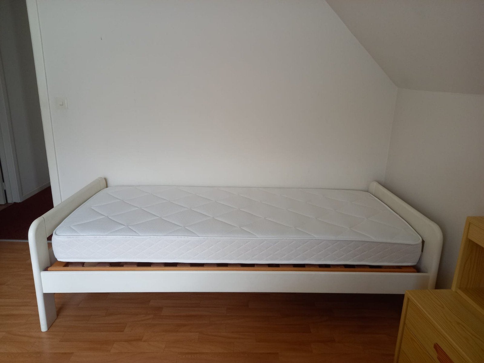 Wit 1 persoonsbed, stevig, Ophalen