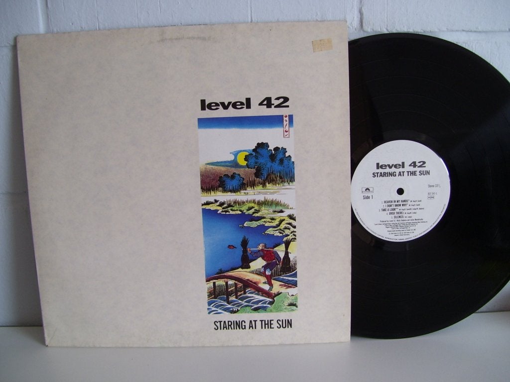 LEVEL 42  staring at the sun, CD & DVD, Vinyles | Rock, Pop rock, Enlèvement ou Envoi, Comme neuf, Avec pochette intérieure