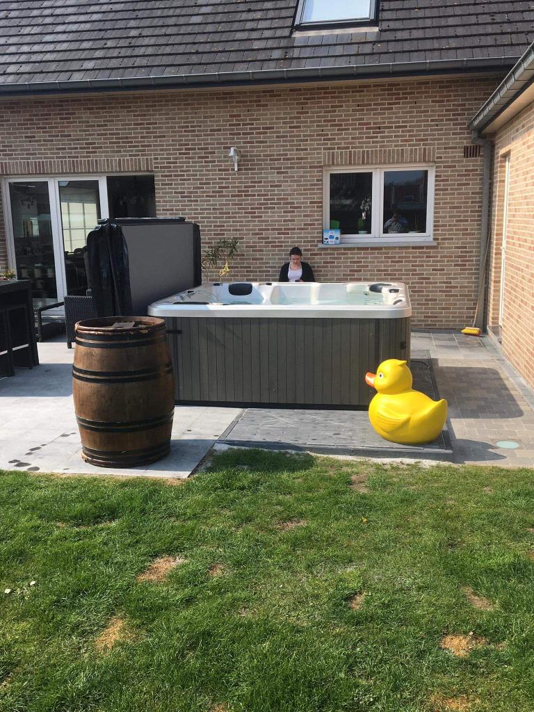 jacuzzi spa Tulp delta 5 - als nieuw !! (5 personen), Ophalen, Zo goed als nieuw, Trap, Vast