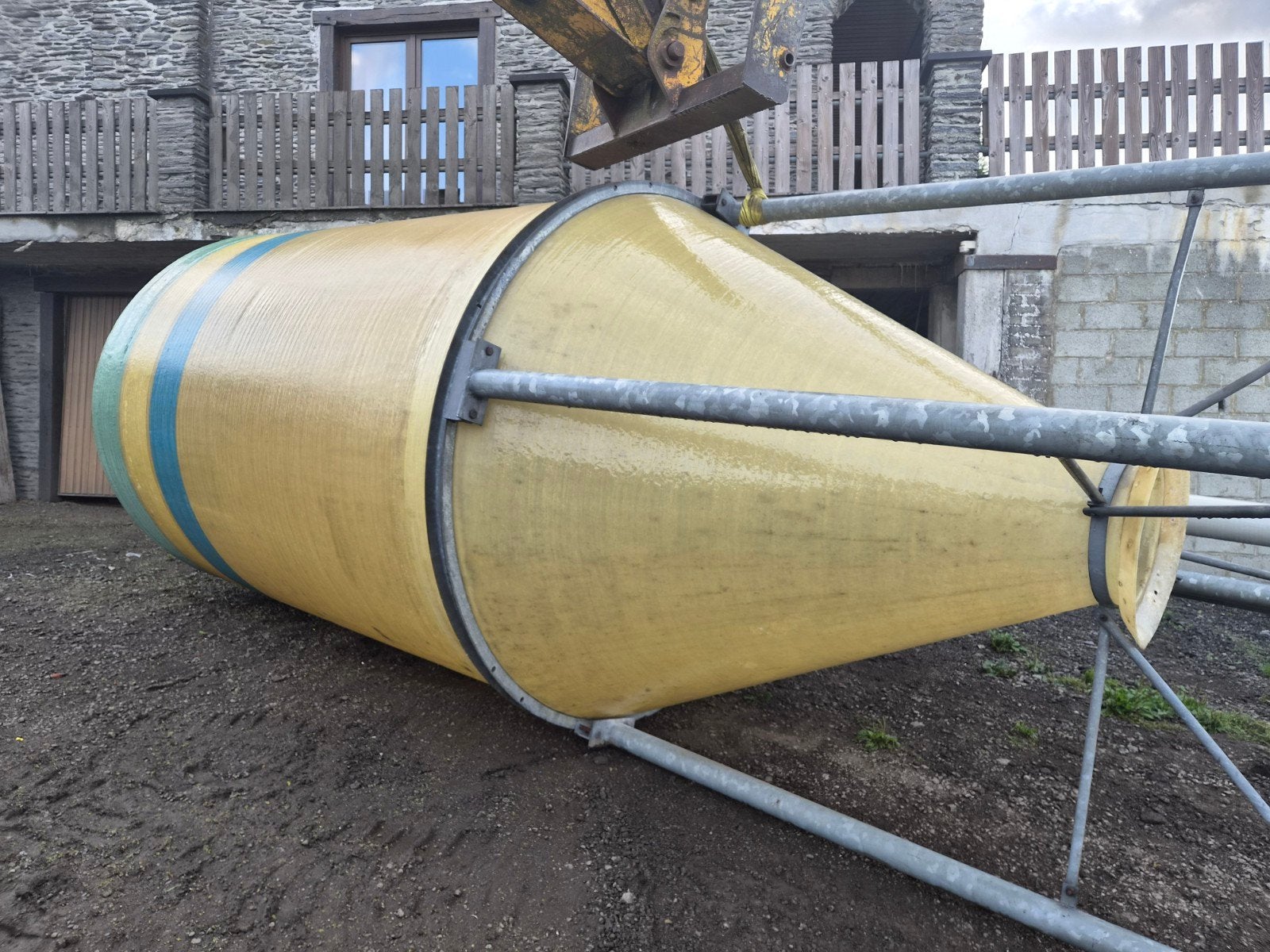 SILO POLYESTER: 9 TONNES., Ophalen of Verzenden