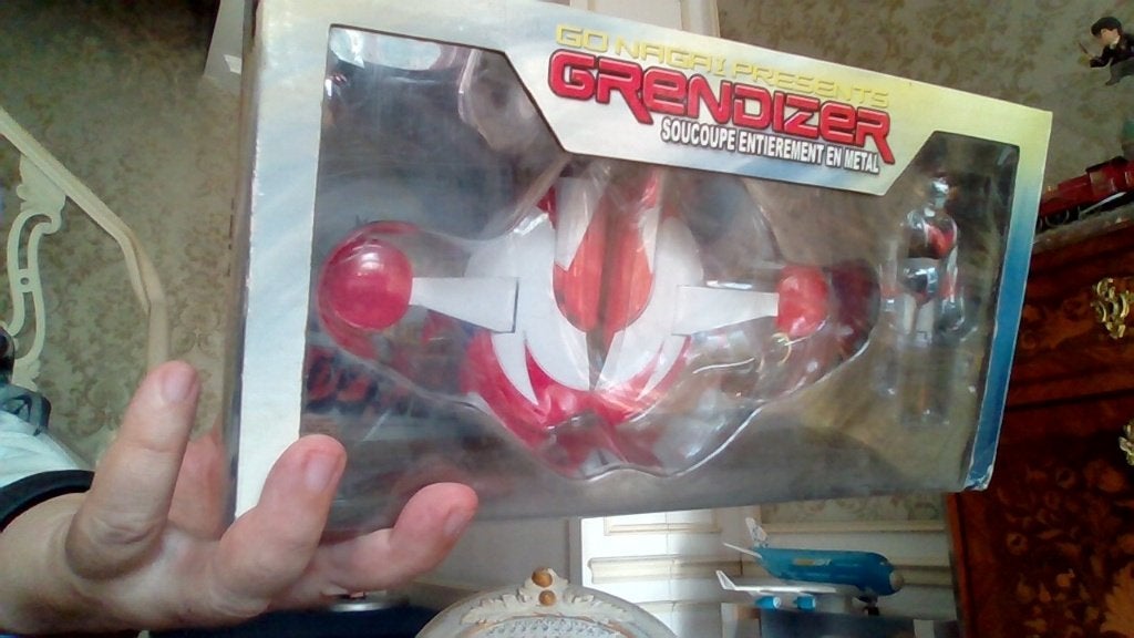 Goldorak avec soucoupe en métal, Enlèvement