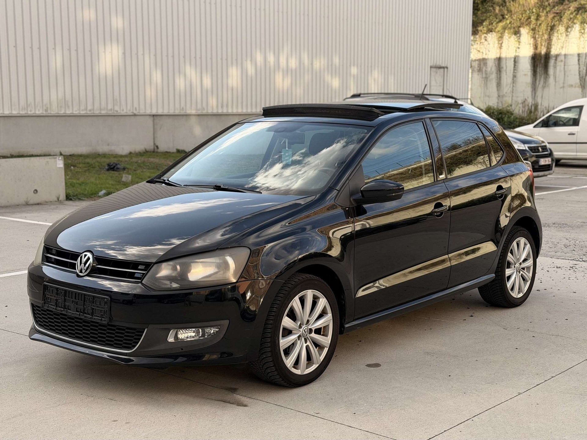 Volkswagen Polo 1.2 BENZINE • OPEN DAK • CARPLAY • GAR, Auto's, Dealer onderhouden, Gebruikt, Zwart, Bedrijf