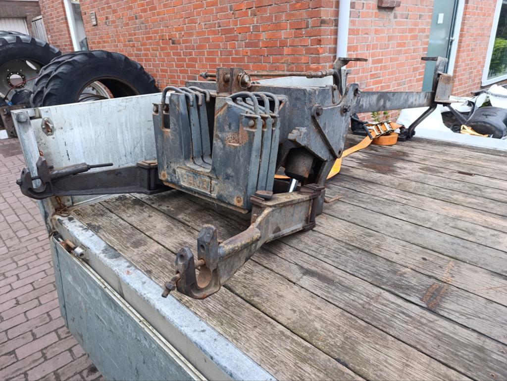 Fendt fronthef met pto komt van een 308ls af, Ophalen