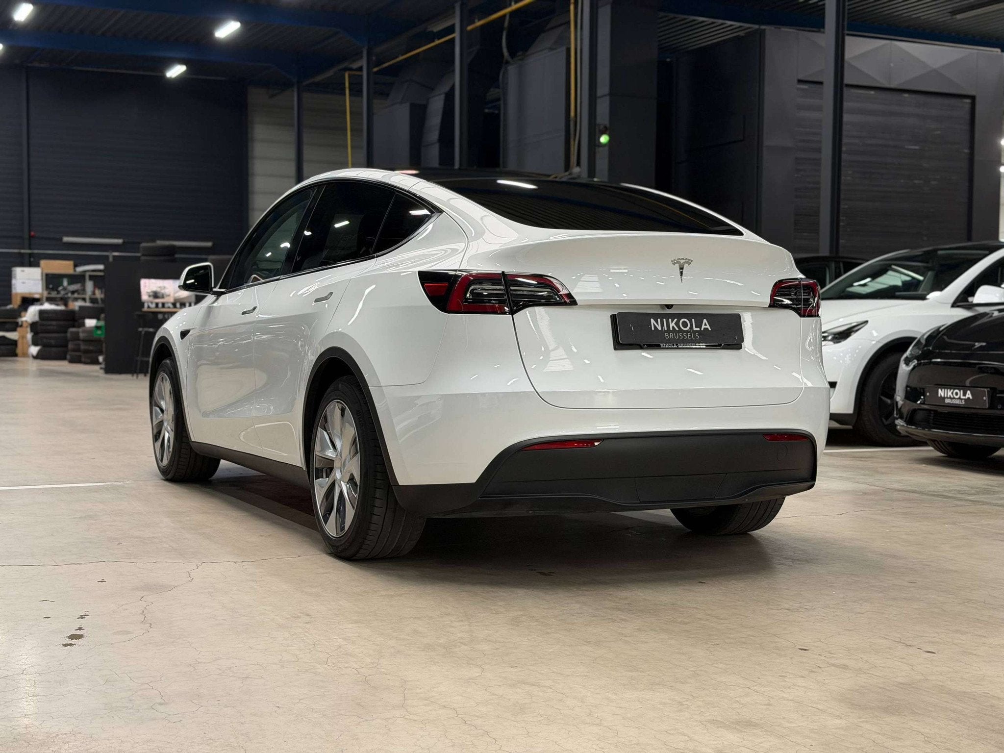 Tesla Model Y REAR WHEEL DRIVE - LOW MILEAGE - AP ACTIVE, Auto's, Achterwielaandrijving, Gebruikt, Zwart, Wit